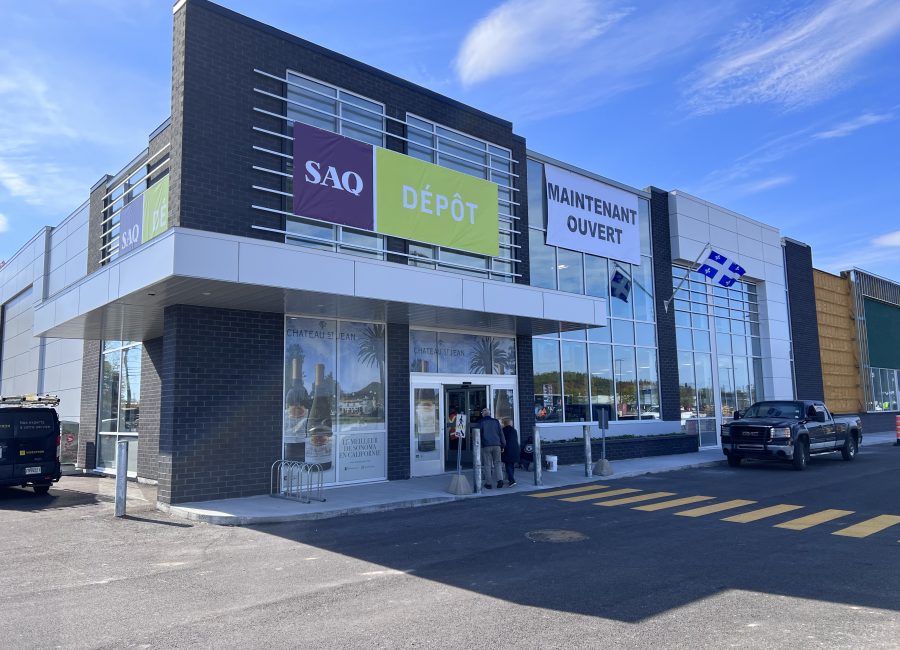 http://plaza.ca/wp-content/uploads/2022/06/LAxe_Chicoutimi_2022-10-04_SAQ-Grand-Opening-4-scaled.jpg